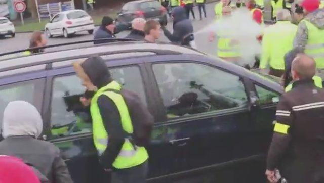 Polis ve göstericilerin 'biber gazı' mücadelesi