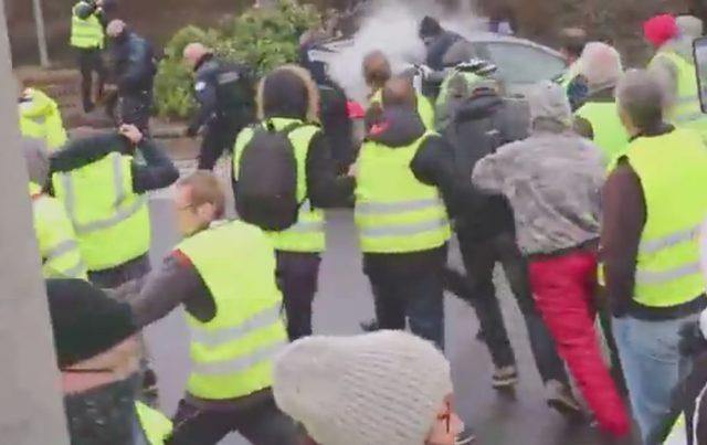 Polis ve göstericilerin 'biber gazı' mücadelesi