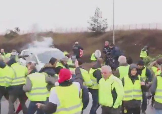 Polis ve göstericilerin 'biber gazı' mücadelesi