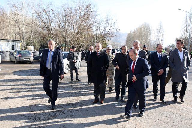 Vali Pehlivan devam eden yol çalışmalarını inceledi