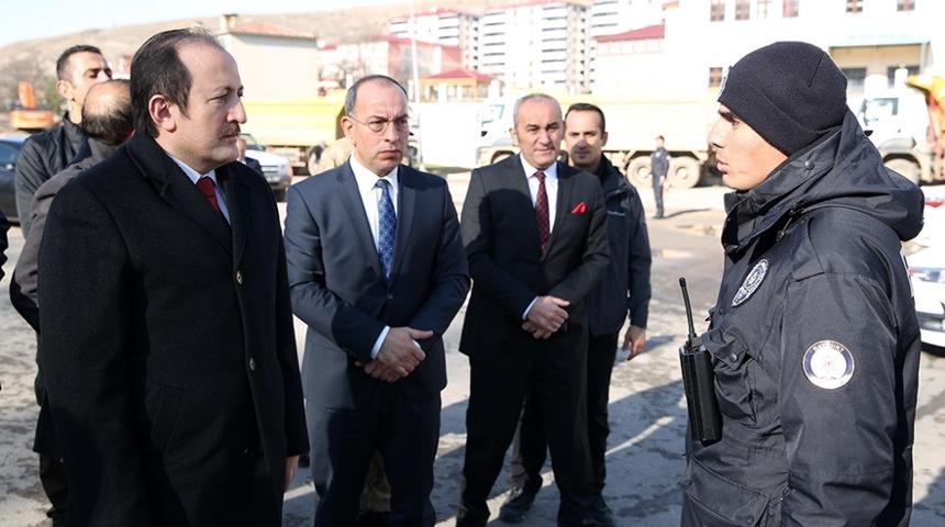 Vali Pehlivan devam eden yol &ccedil;alışmalarını inceledi