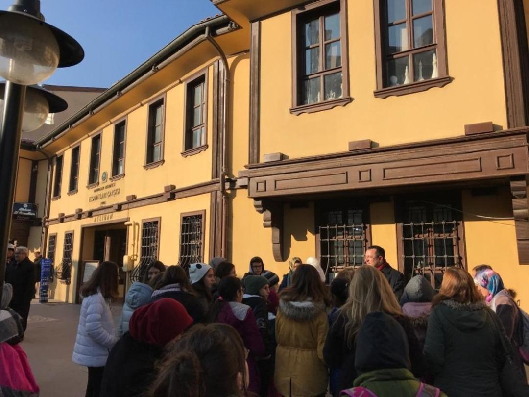 Manisalı &ouml;ğrenciler Eskişehir&rsquo;in ikonlarını yerinde g&ouml;rd&uuml;