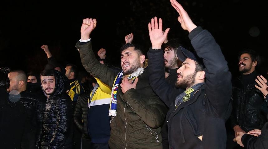 Fenerbahçe'ye Samandıra'da tepkili karşılama