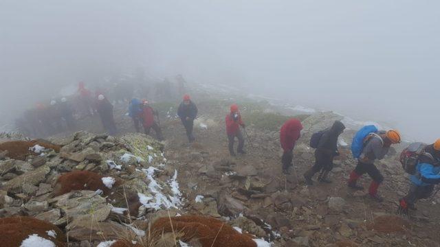 Dağcılardan, 2 bin rakımlı Bozdağ’a zorlu tırmanış