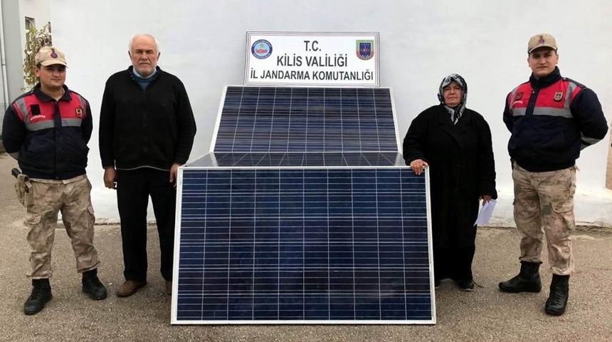 G&uuml;neş panellerini &ccedil;alan hırsızlar yakalandı