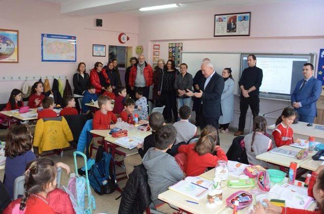 &Ouml;ğrencilerden hayvanlara destek 1