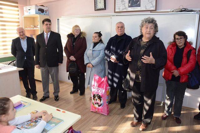 &Ouml;ğrencilerden hayvanlara destek 2