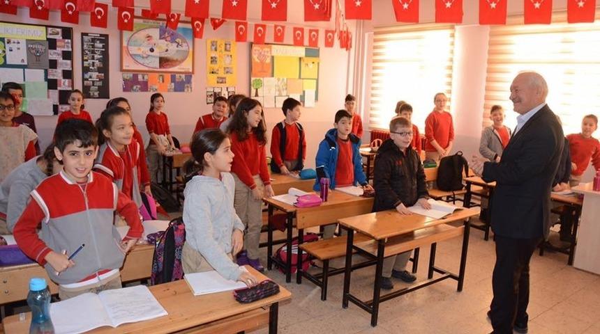 &Ouml;ğrencilerden hayvanlara destek