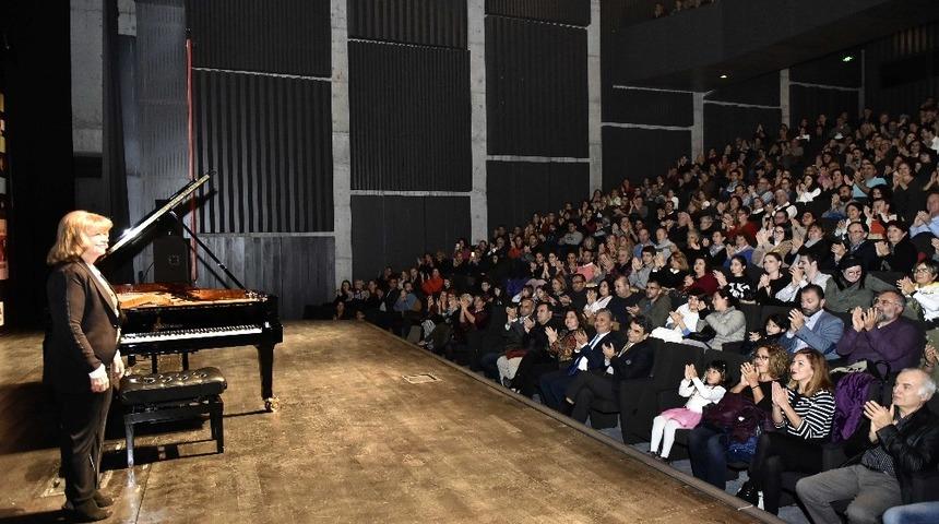 İdil Biret, Antalya&rsquo;yı b&uuml;y&uuml;ledi