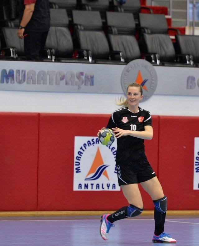 Muratpaşa Belediyespor kadın hentbol takımında galibiyet sevinci