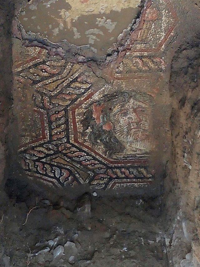 Roma dönemine ait mozaik, çöp konteyneri altında