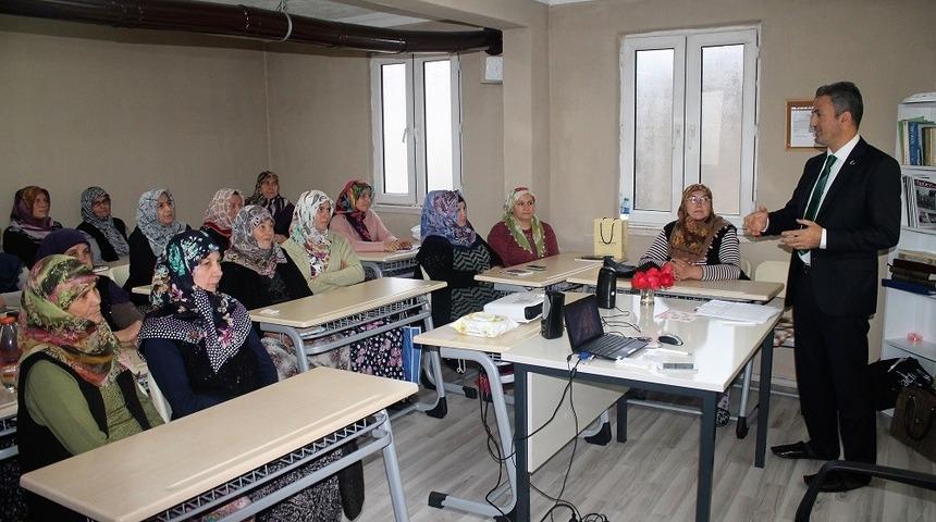 &Ccedil;ift&ccedil;i kadınlara karpuz ve şeftali yetiştiriciliği kursu verildi