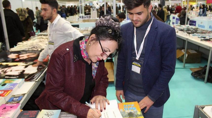 Yazar &Uuml;mran &Ouml;zt&uuml;rk&rsquo;e memleketi Van&rsquo;da yoğun ilgi