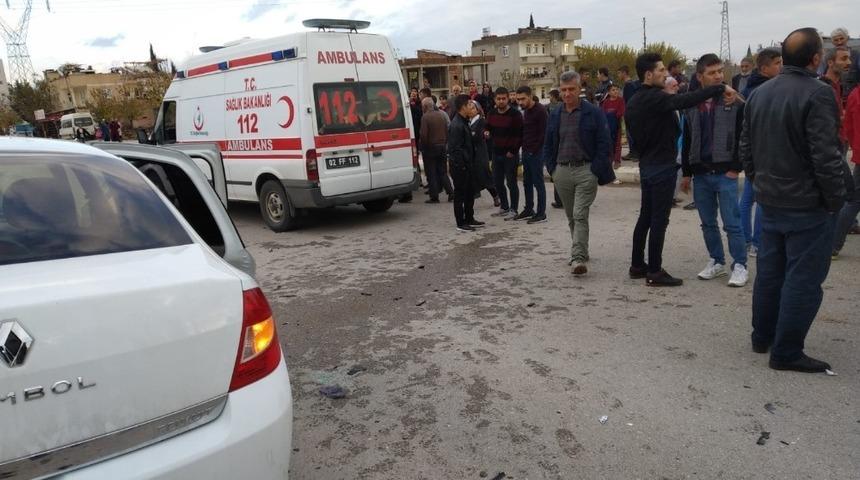 Adıyaman&rsquo;da iki otomobil &ccedil;arpıştı: 5 yaralı
