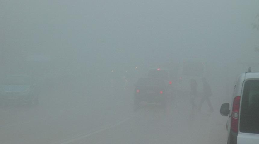 Adıyaman&rsquo;da sis nedeniyle g&ouml;z g&ouml;z&uuml; g&ouml;rm&uuml;yor