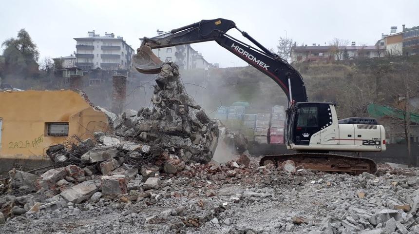 Uyuşturucu kullanılan eski mezbahane yıkıldı