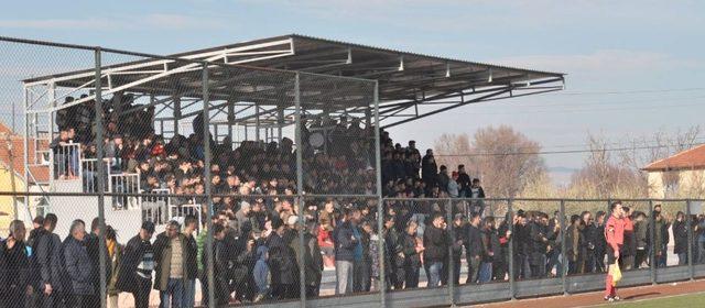 Taraftarlar ma&ccedil;ı izlemek i&ccedil;in her yolu denedi 1