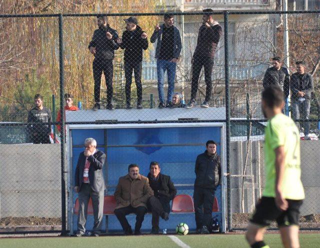 Taraftarlar ma&ccedil;ı izlemek i&ccedil;in her yolu denedi 2