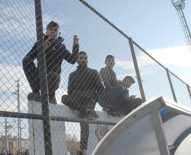 Taraftarlar ma&ccedil;ı izlemek i&ccedil;in her yolu denedi 3