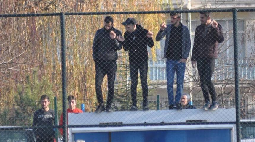 Taraftarlar ma&ccedil;ı izlemek i&ccedil;in her yolu denedi