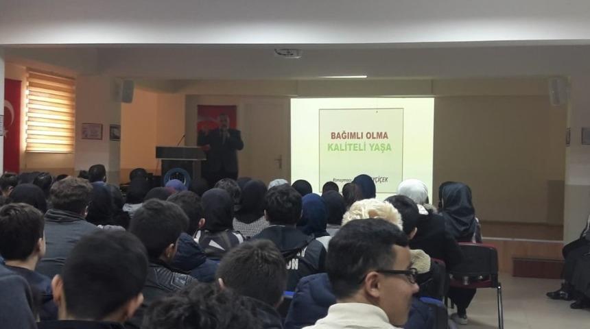 &Ouml;ğrencilerden "Bağımlı olma, kaliteli yaşa" konferansı