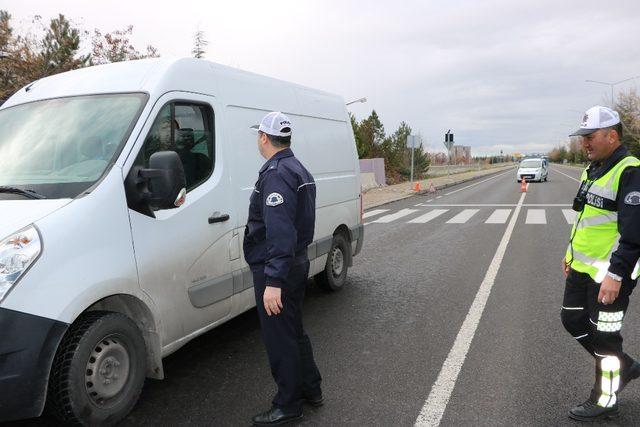 Trafik ekipleri kış lastiği denetimlerine başladı