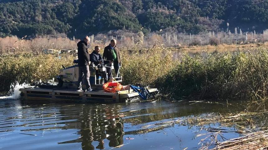 G&ouml;lc&uuml;k G&ouml;l&uuml;&rsquo;ndeki sazlıklar temizleniyor