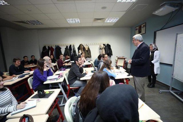 Geleceğin yazarları, Akademi Lise Yazarlık Okulunda ilk derse başladı