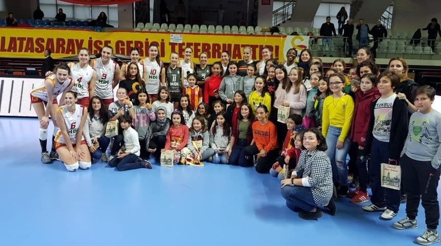 Bilecikli &ouml;ğrenciler, Burhan Felek Voleybol Salonu&rsquo;nda &ouml;zel misafirler oldu