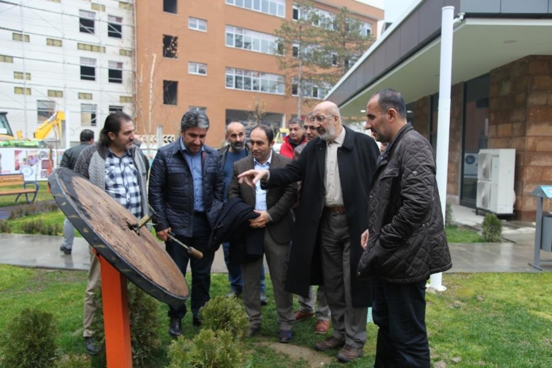 Yazar Abdurrahman Dilipak, kitap fuarında imza g&uuml;n&uuml;ne katıldı