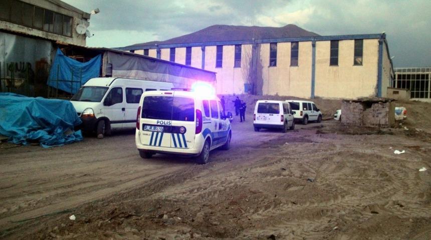 &Ccedil;ocuğunun &ouml;n&uuml;nde karısını &ouml;ld&uuml;ren sanık işyerinin kamera kablolarını s&ouml;kt&uuml;rm&uuml;ş