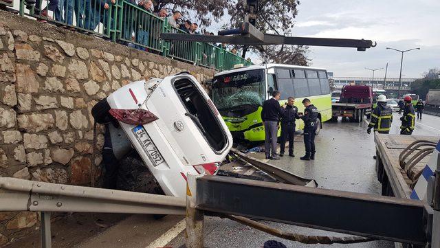 Halk otobüsü ile otomobil çarpıştı: 3 yaralı