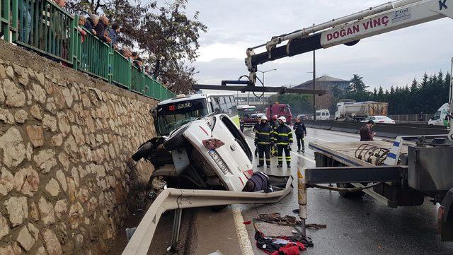 Halk otobüsü ile otomobil çarpıştı: 3 yaralı