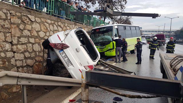 Halk otobüsü ile otomobil çarpıştı: 3 yaralı