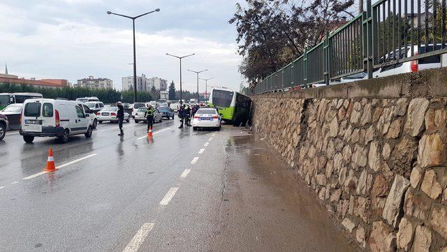 Halk otobüsü ile otomobil çarpıştı: 3 yaralı