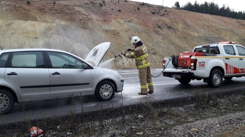 Yolda giden giden ara&ccedil; alev aldı