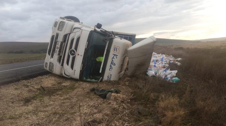 Manyas&rsquo;ta TIR şarampole u&ccedil;tu