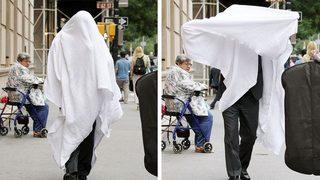 Magazincileri görünce çarşafa dolandı!