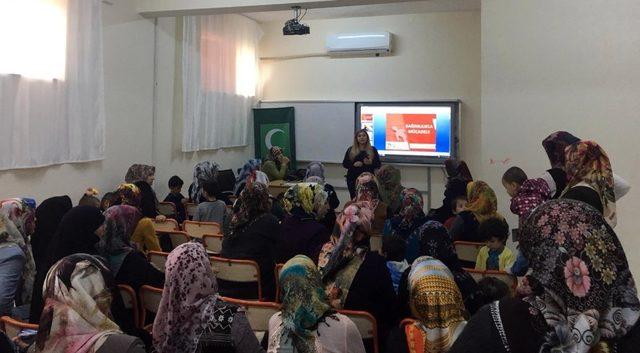 Kadınlar bağımlılıkla ilgili bilgilendiriliyor 1