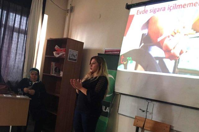 Kadınlar bağımlılıkla ilgili bilgilendiriliyor 2
