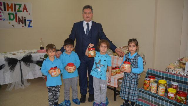 Milli ekonomi için minik elleriyle turşu kurdular