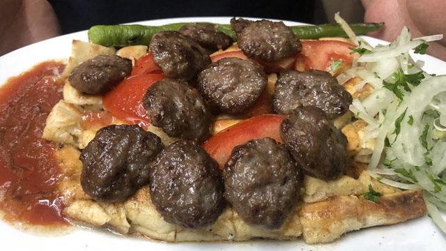 Bursa’nın pideli köftesinin lezzeti kıyma, taş fırın ve tereyağından