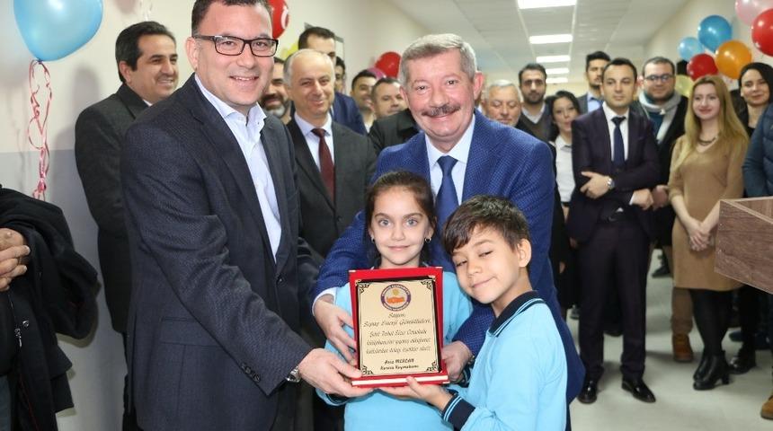 Sepaş &ccedil;alışanları &ouml;ğrencilerin y&uuml;z&uuml;n&uuml; g&uuml;ld&uuml;rd&uuml;