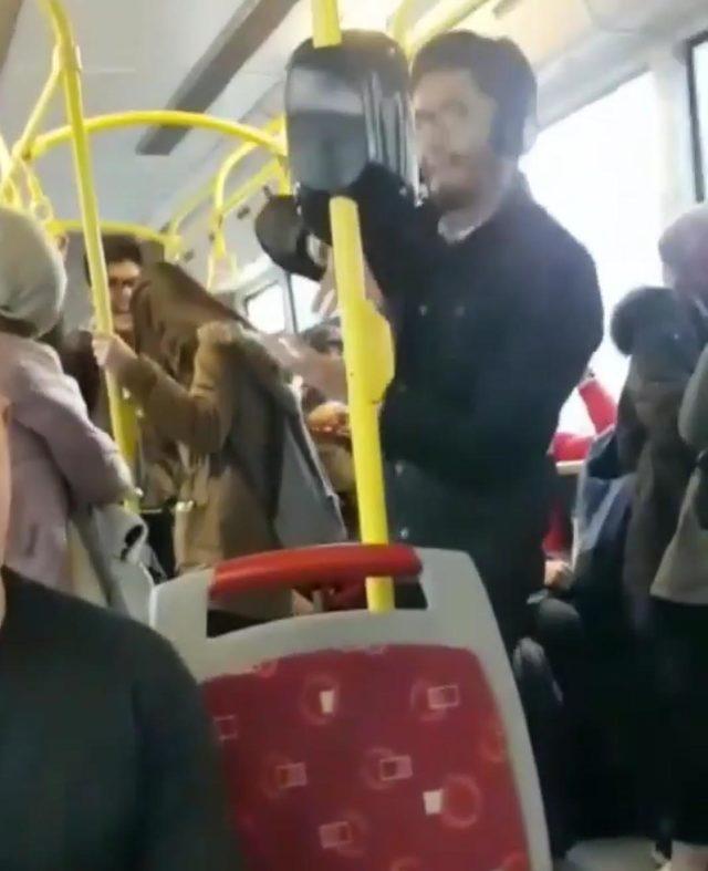 Belediye otobüsünde dans eden genç gülümsetti