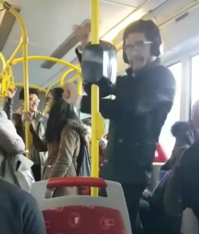 Belediye otobüsünde dans eden genç gülümsetti
