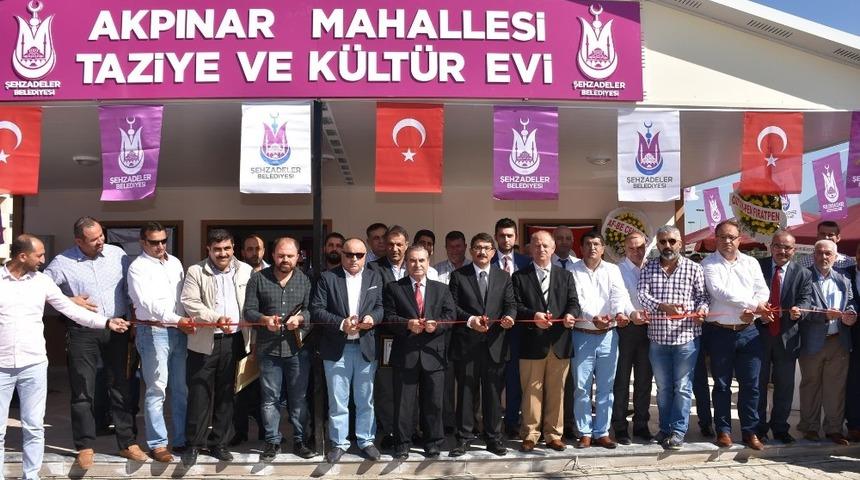 Şehzadeler, vatandaşların h&uuml;zn&uuml;ne ve mutluluğuna ortak oluyor