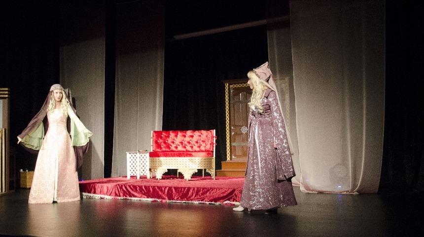 &ldquo;Gayrı Resmi H&uuml;rrem&rdquo; oyunu tam not oldu