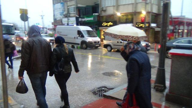 Bandırma’da sağanak yağış vatandaşları hazırlıksız yakaladı