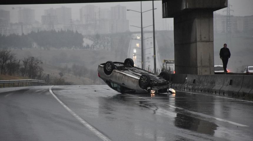 Yağışlı hava kazaları beraberinde getirdi