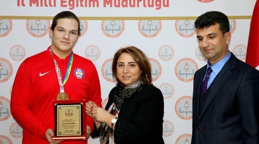 D&uuml;nya şampiyonu &ouml;ğrenci Muğla&rsquo;da &ouml;d&uuml;llendirildi